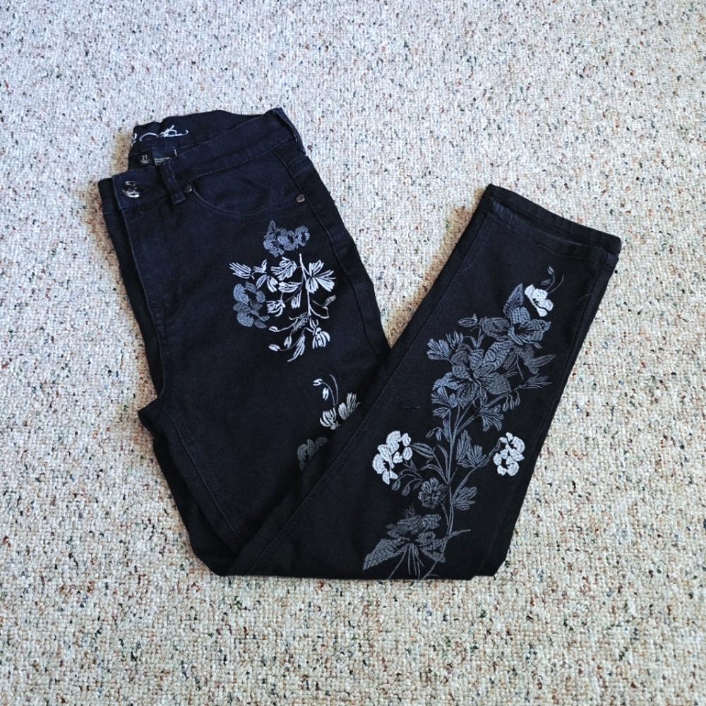 DG2 by Diane Gilman Black Cropped Jeans with Gray Floral Embroidery size 2T